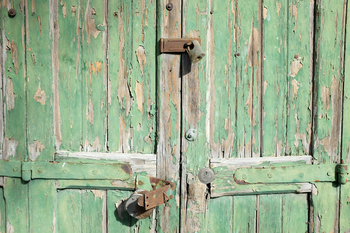 En cierta calle, su cierta puerta